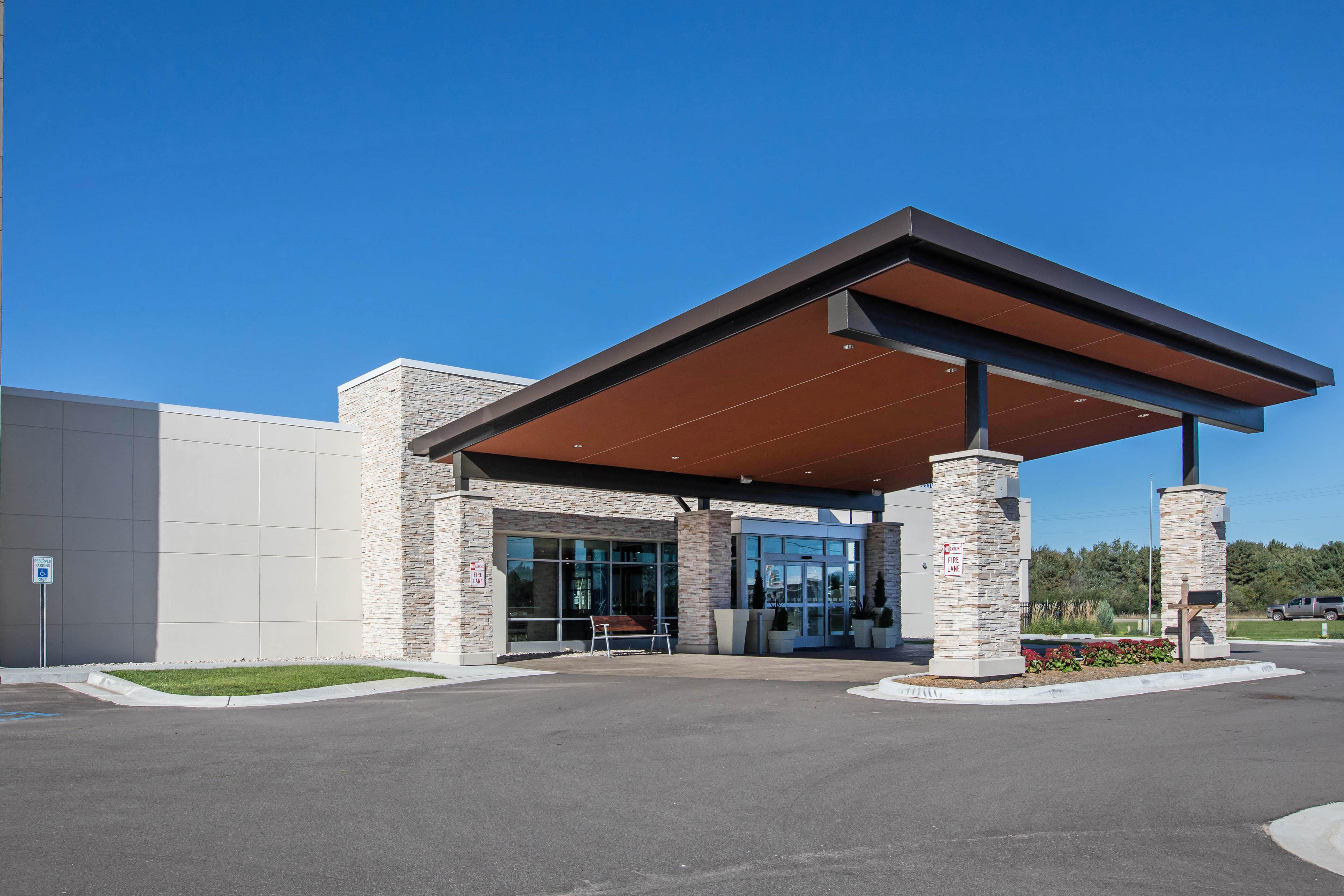 Holiday Inn Express & Suites Ludington By Ihg Exterior photo