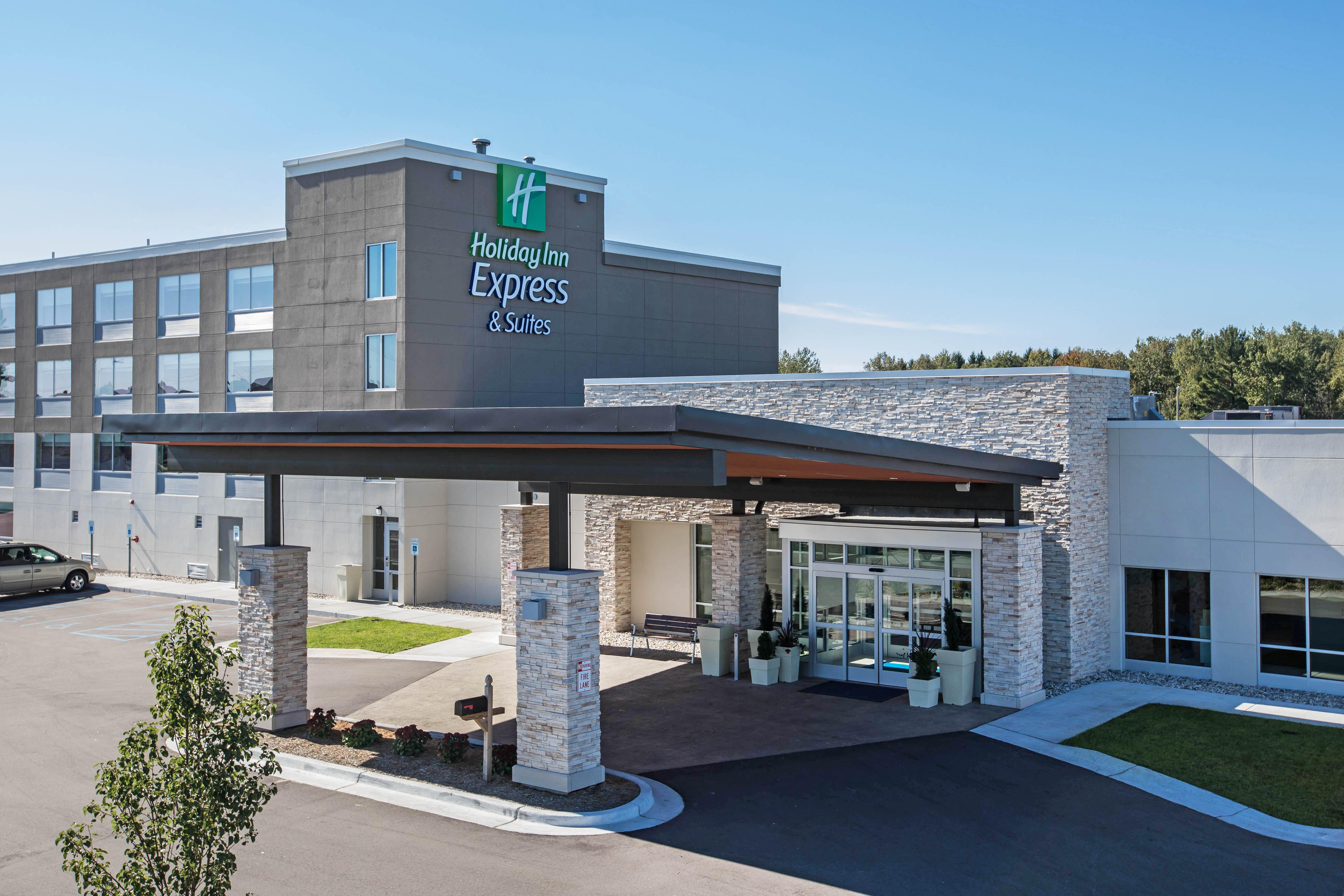 Holiday Inn Express & Suites Ludington, An Ihg Hotel Exterior photo